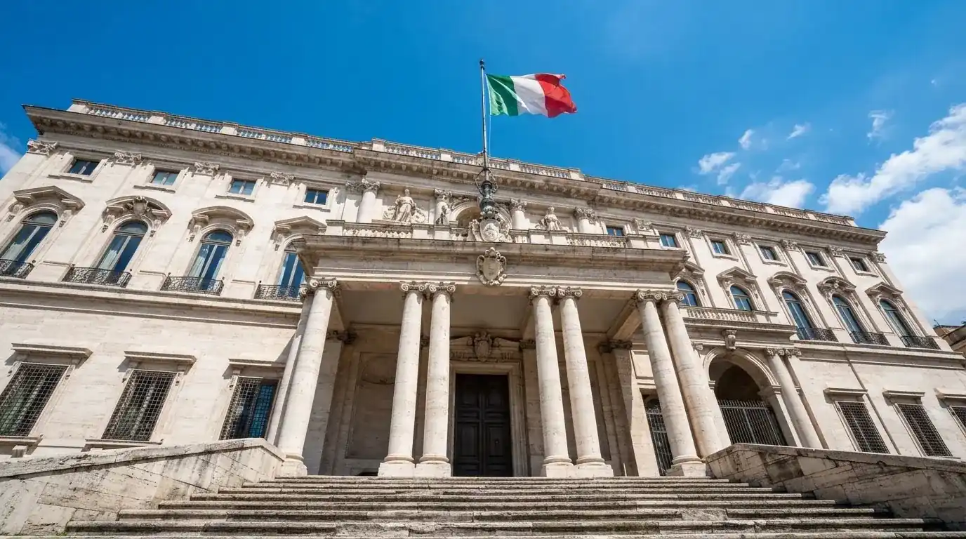 Un edificio governativo italiano con bandiera al vento fotografato dal basso in una giornata di sole.