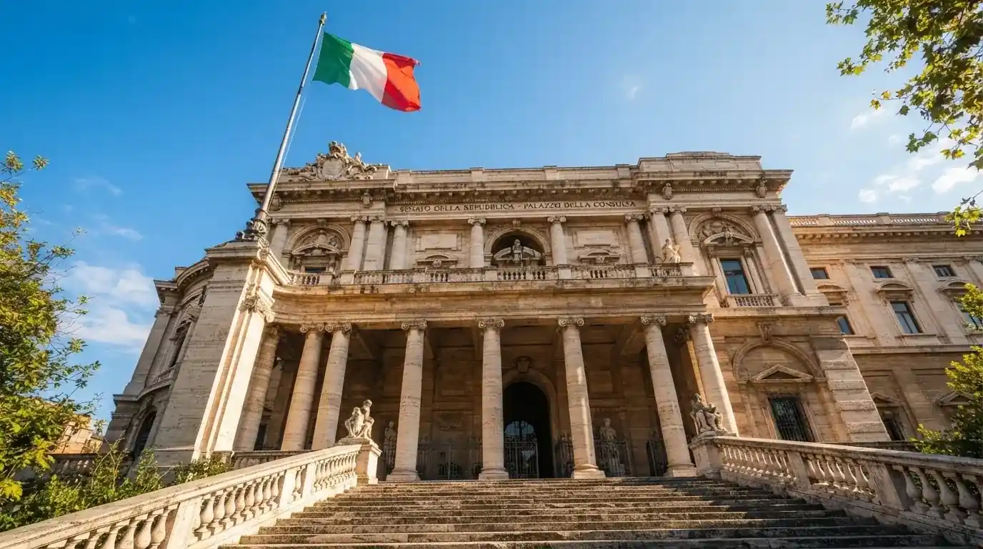 Un edificio governativo italiano con bandiera al vento fotografato dal basso in una giornata di sole.